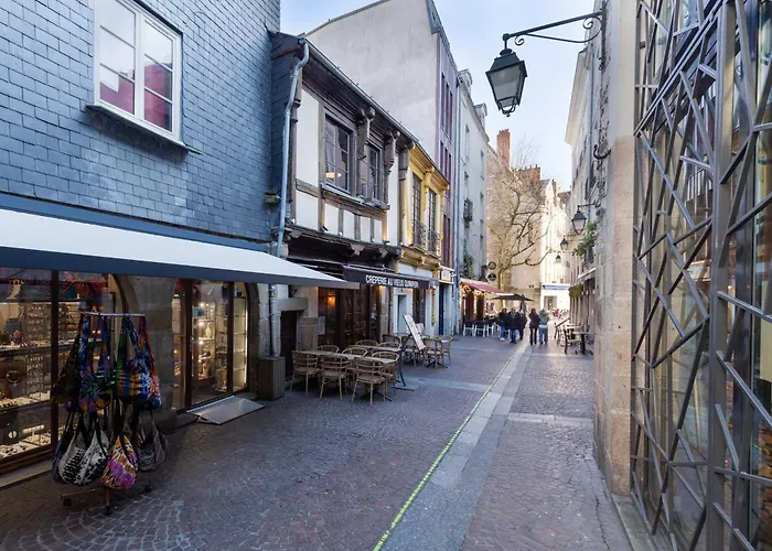 Au Pas De Bouffay, Perched Nest, Medieval Quarter Apartment *