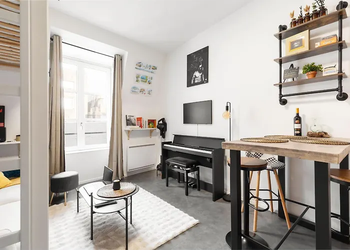 Au Pas De Bouffay, Perched Nest, Medieval Quarter Apartment